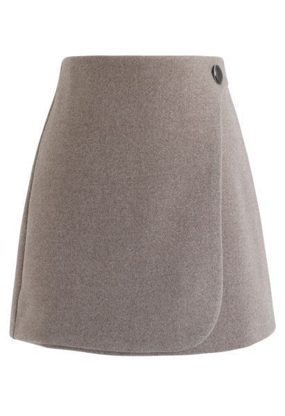 Minifalda con solapa decorada con botones en gris topo